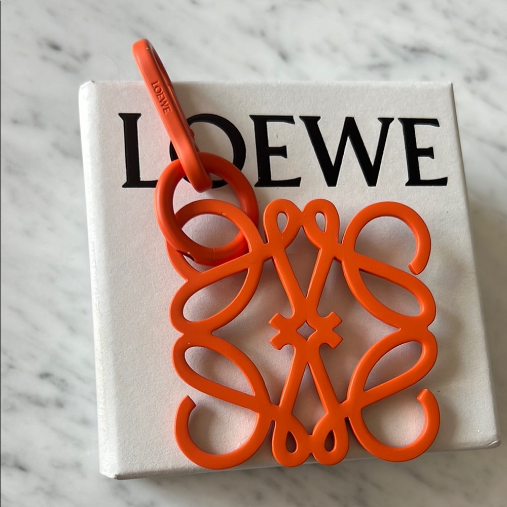 Loewe Vibrant Orange Keychain NWT - Picture 4 of 10